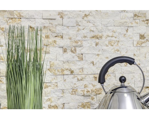 Decoratieve stenen muur met siergras en roestvrijstalen waterkoker