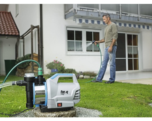 For.q tuinpomp in gebruik voor tuinbesproeiing