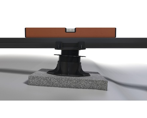 Afbeelding van een nivelleringssysteem voor terrasplanken met waterpas voor correcte uitlijning