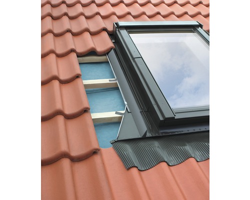 Dakvensterinstallatie met dakbedekking