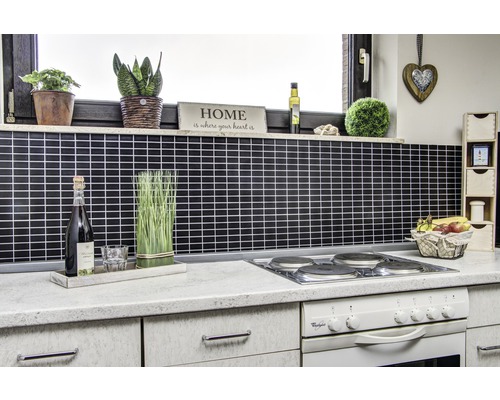 Keukenscène met mozaïektegels, planten, decoraties en elektrisch fornuis