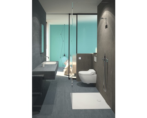 Moderne badkamer met toilet, douche, wastafel en turquoise muur
