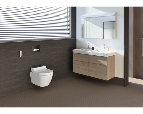 Moderne badkamer met wandcloset, wastafel en spiegel