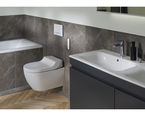 Moderne badkamer met hangtoilet en wastafel