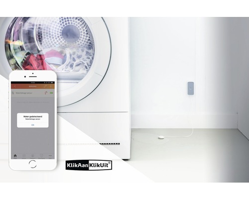 Scene met wasmachine, smartphone met watermelder-app en watermelder