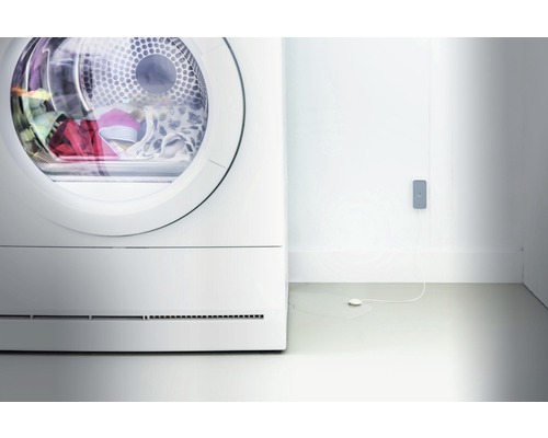 Scene met wasmachine, watersensor en bewakingsapparaat