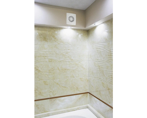 Badkamer met wandtegels, bad en ventilator