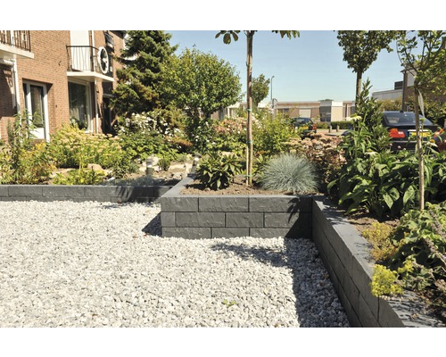 Tuin met verhoogde plantenbakken van betonstenen en grind