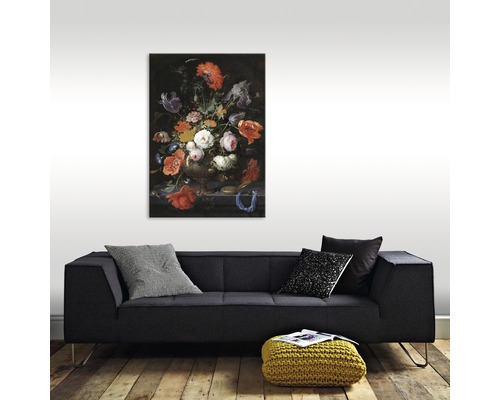 Bloemstilleven schilderij boven een bank in de woonkamer