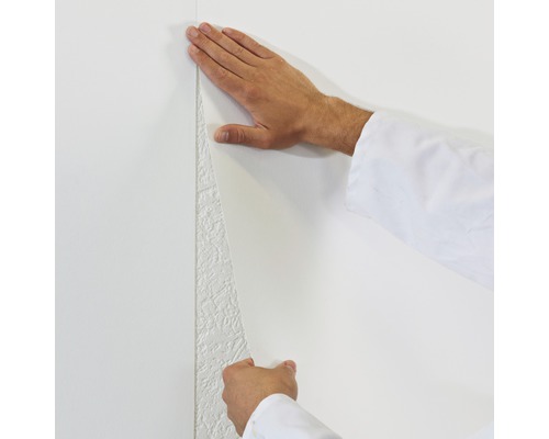 Aanbrengen van een wit vliesbehang op een muur