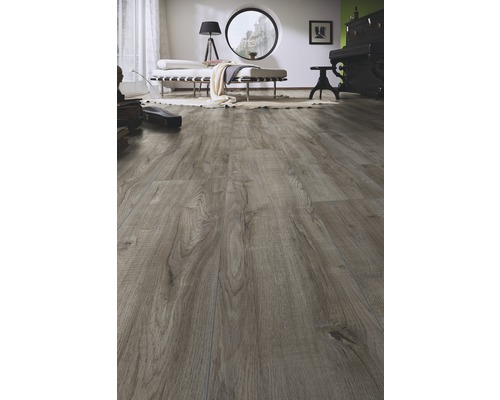 Woonkamer met modern design en laminaatvloer in houtlook