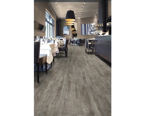 Scene van een restaurant met houten vloer.