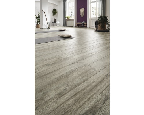 Lichte ruimte met laminaatvloer in houtlook, yogamatten en decoratie