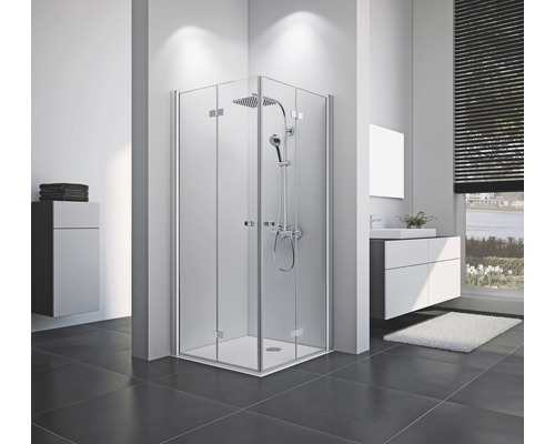 Lichte badkamer met hoekdouche, wastafel en handdoeken