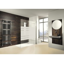 Badkamer met douche, handdoekradiator en wastafel