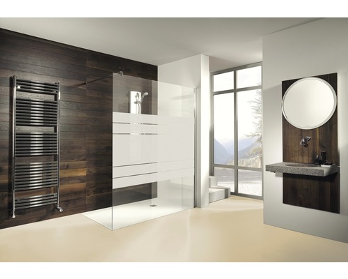 Badkamer met douche, handdoekradiator en wastafel