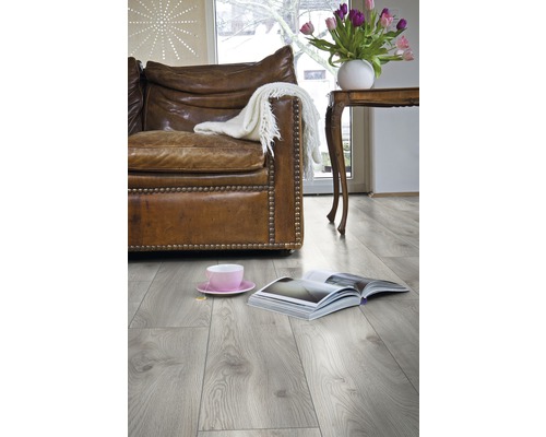 Woonkamer met laminaatvloer, bank, tafel en decoratie