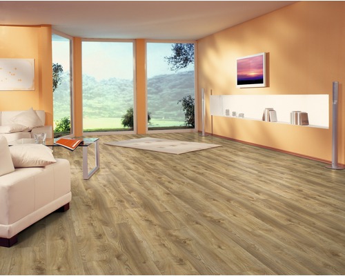 Woonkamer met laminaatvloer, bank en raampartij