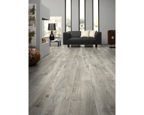 Lichte ruimte met laminaatvloer in houtlook, bank en decoratie