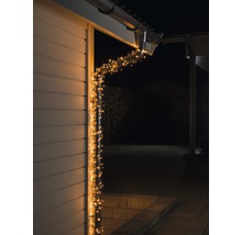 Verlichte dakgoot met lichtsnoer aan het huis