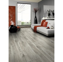 Lichte woonkamer met laminaatvloer in houtlook, bank, raam en decoratie