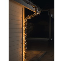 Dakgoot met lichtketting verlicht een huis