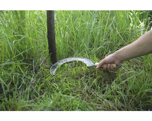 Handzeis met houten handvat die gras snijdt