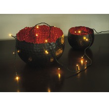 Decoratieve kommen met lichtslinger op een tafel