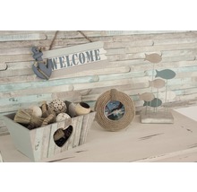 Decoratieve scène met houten bak, decoratieve objecten en nautisch accent
