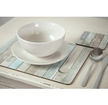 Gedekte tafel met bord, kom, bestek en placemats in houtdesign