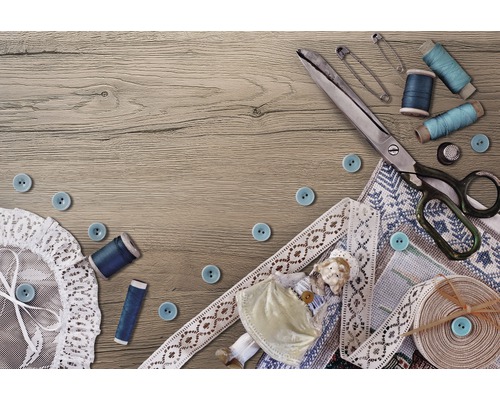 Naaiscène met schaar, knopen, spoelen garen, veiligheidsspelden en kant