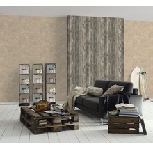 Woonkamer met bank, houten tafel, rek en twee surfplanken