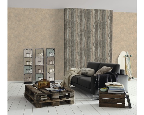 Woonkamer met bank, houten tafel, rek en twee surfplanken