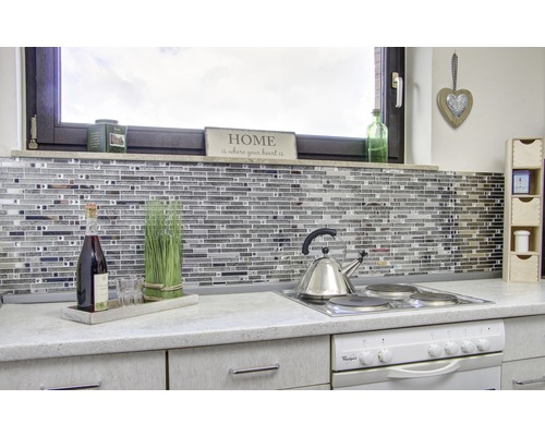 Keukenopstelling met mozaïektegels, kookplaat, theepot en decoraties