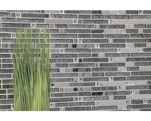 Muur van mozaïektegels met glas- en steenlook en decoratie