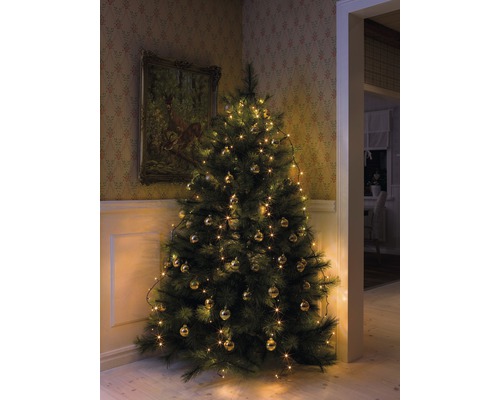 Kerstboom versierd met lichtjes en ballen in een ingerichte kamer