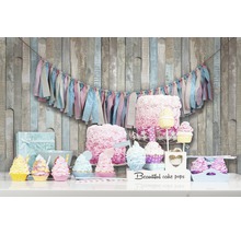 Decoratief buffet met slinger, taarten en cupcakes voor een feestje
