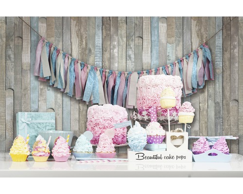 Decoratief buffet met slinger, taarten en cupcakes voor een feestje