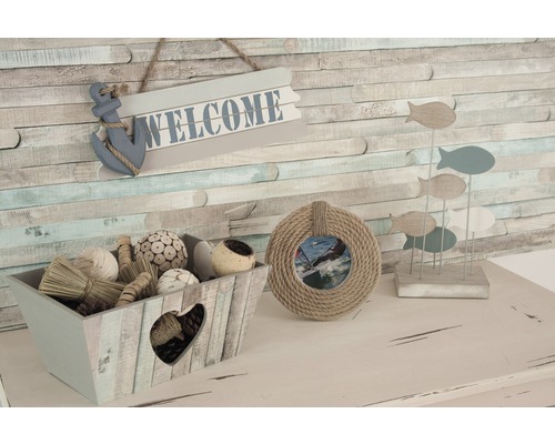 Decoratieve arrangement met houten mand, welkomstbord, fotolijst en visfiguren