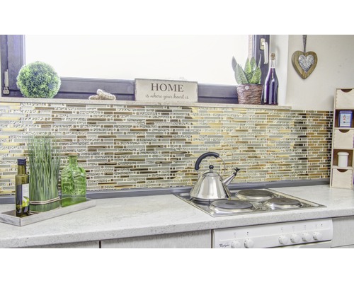 Keukenscène met mozaïektegels, fornuis en decoratieve elementen