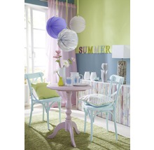 Decoratieve woonkamer met tafel, stoelen en zomerdecoratie