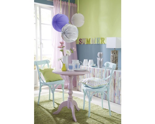 Decoratieve woonkamer met tafel, stoelen en zomerdecoratie