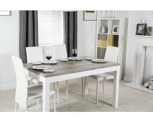 Eettafel met stoelen in een lichte eetkamer