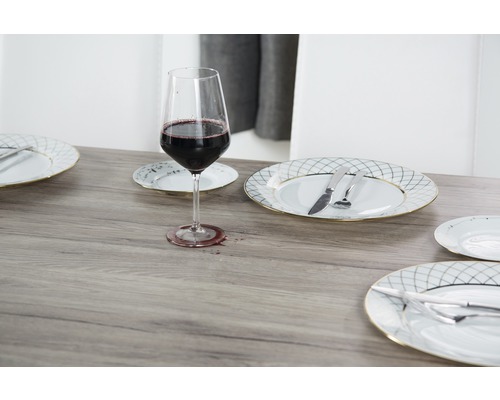 Gedekte tafel met wijnglas, borden en bestek