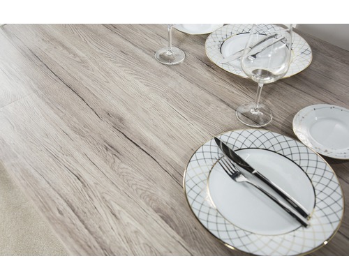 Eettafel met servies en bestek op een tafelblad met houtlook