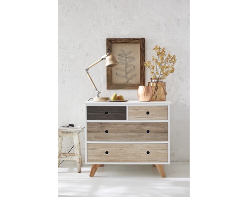 Commode met houten lades en lamp op de bovenkant