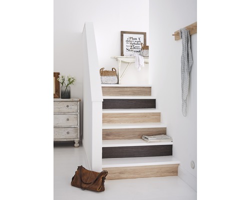 Trappenhuis met treden in houtdecor, commode, tas en wanddecoratie