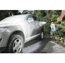Een auto wordt schoongemaakt met een hogedrukreiniger en autoshampoo.