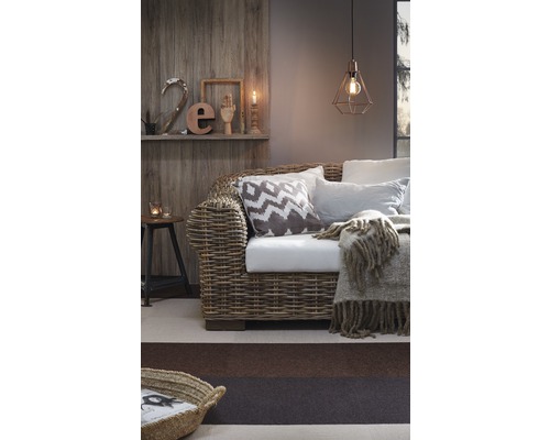 Woonkamer met rotan bank, kussens en hanglamp