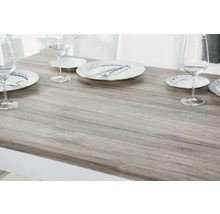 Tafel met servies en glazen